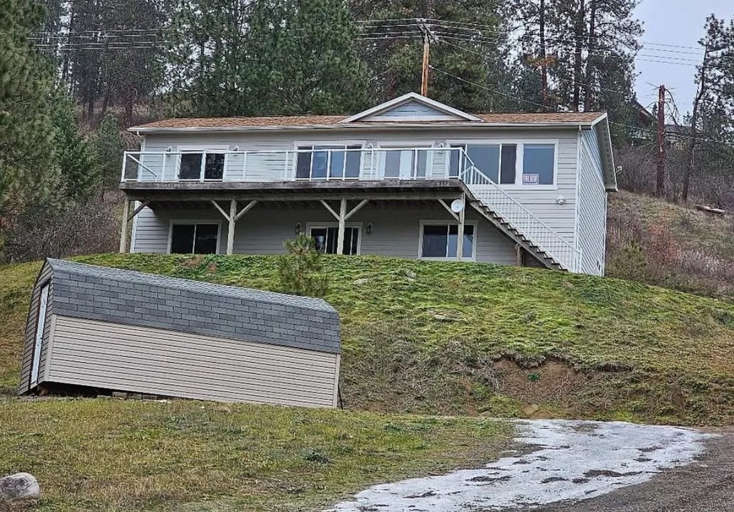 6686 Washington 291B in Nine Mile Falls, WA - Building Photo