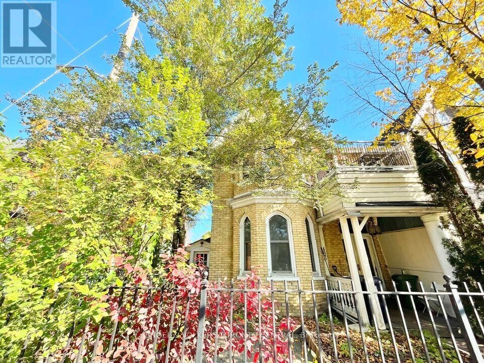 483-483 Ontario St in Toronto, ON - Building Photo