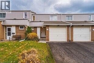 445 Woodview Rd in Burlington, ON - Building Photo