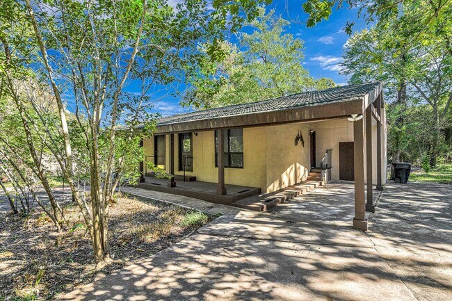 property at 32 E Rivercrest Dr