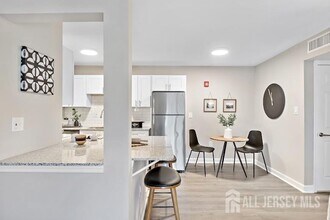 1000 Pheasant Hollow Dr in Plainsboro, NJ - Foto de edificio - Building Photo