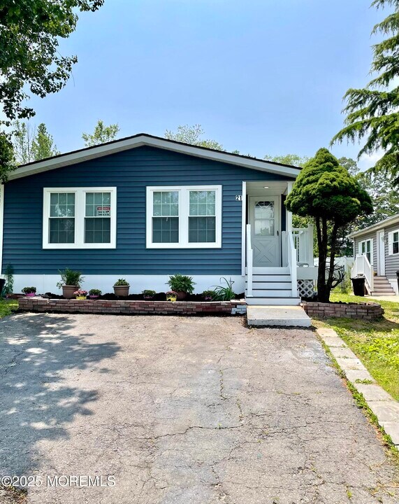 21 Forest Dr in Englishtown, NJ - Building Photo
