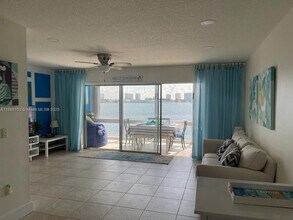 2936 Lake Shore Dr in West Palm Beach, FL - Building Photo - Building Photo