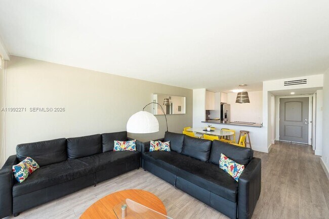 100 Bayview Dr in Sunny Isles Beach, FL - Building Photo - Building Photo