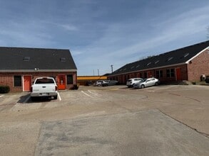 Medlin Square in Arlington, TX - Foto de edificio - Building Photo