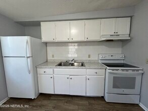 3248 Phyllis St in Jacksonville, FL - Building Photo - Building Photo