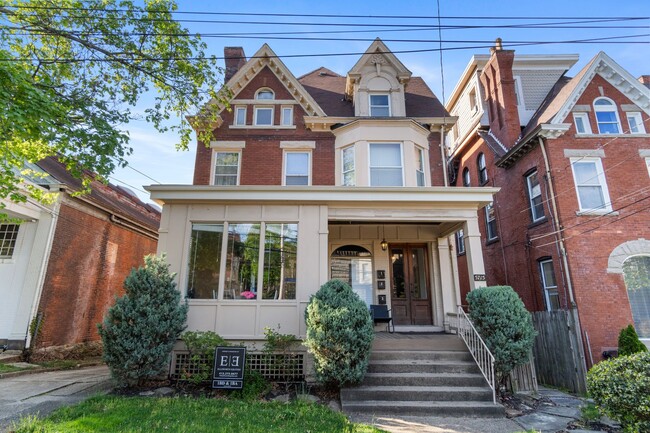 5715 Howe St in Pittsburgh, PA - Building Photo - Building Photo