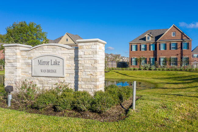 Mirror Lake Townhomes in Pearland, TX - Foto de edificio - Building Photo