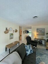 266 NE Wavecrest Way in Boca Raton, FL - Building Photo - Building Photo