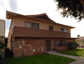 9628 Dearborn Ave in South Gate, CA - Foto de edificio - Building Photo