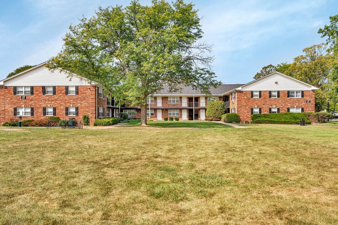 11 Briar St in Glen Ellyn, IL - Building Photo