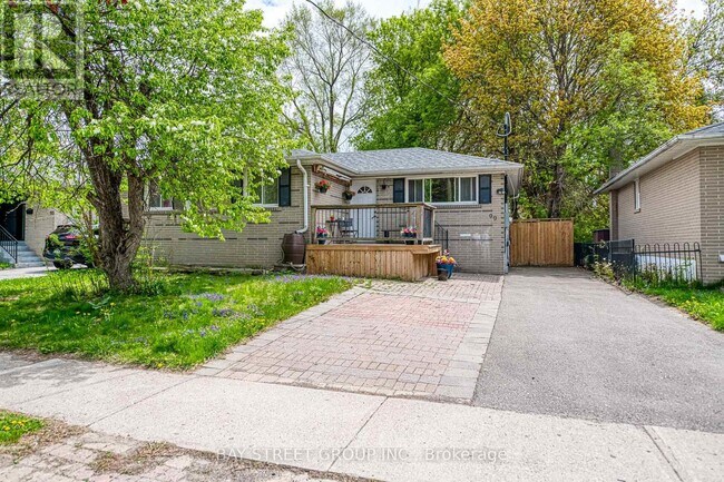 99 Cherrywood Dr in Newmarket, ON - Building Photo - Building Photo