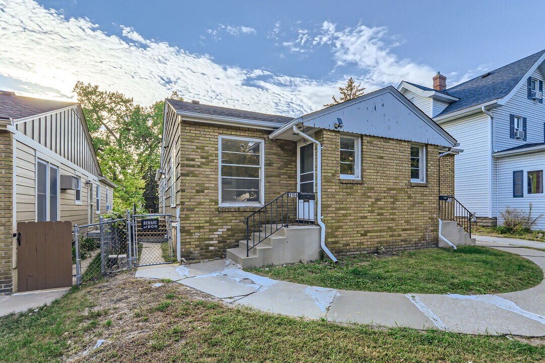 2106 Grand Ave S in Minneapolis, MN - Building Photo