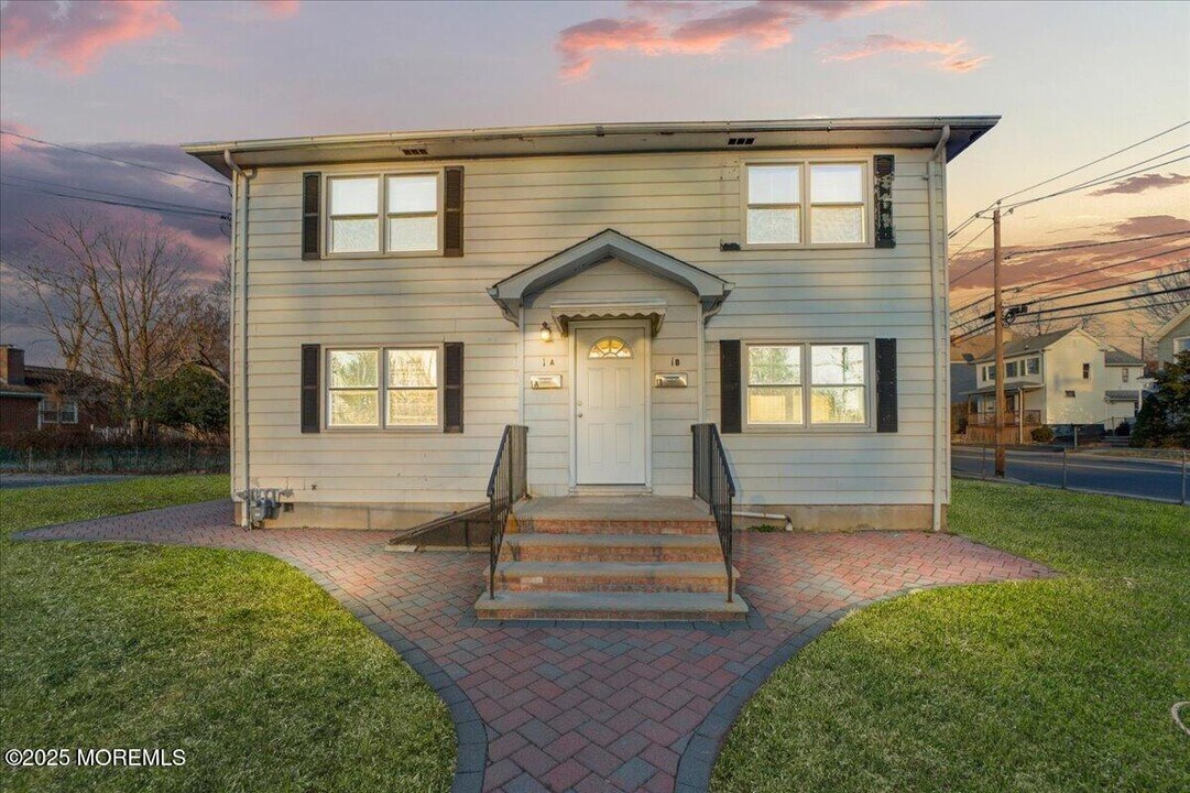 1 Gaston Ave in Raritan, NJ - Building Photo
