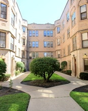 7443 N Claremont Ave in Chicago, IL - Foto de edificio - Building Photo