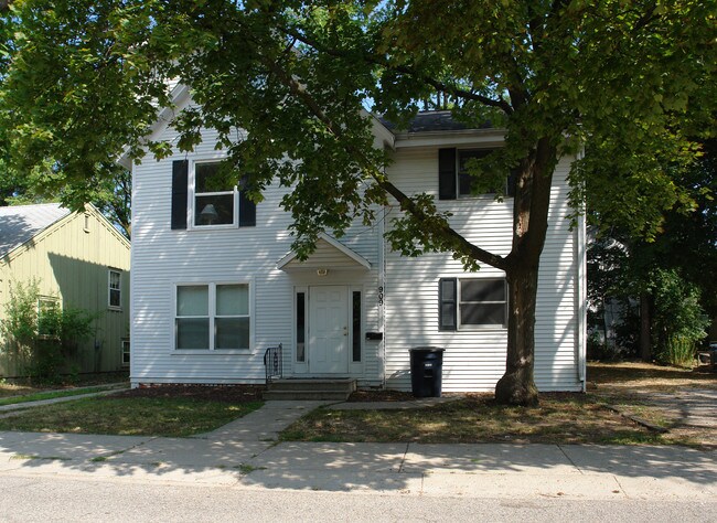 909 Sylvan Ave in Ann Arbor, MI - Foto de edificio - Building Photo