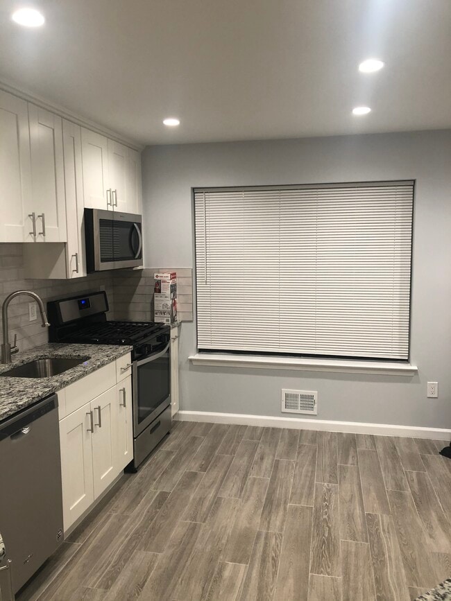 804 hidden village dr in Perth Amboy, NJ - Building Photo - Building Photo