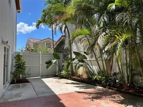 1086 NW 126th Ct in Miami, FL - Foto de edificio - Building Photo