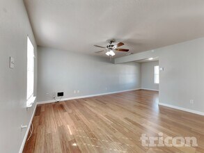 5003 Hauna Ln in Dickinson, TX - Foto de edificio - Building Photo