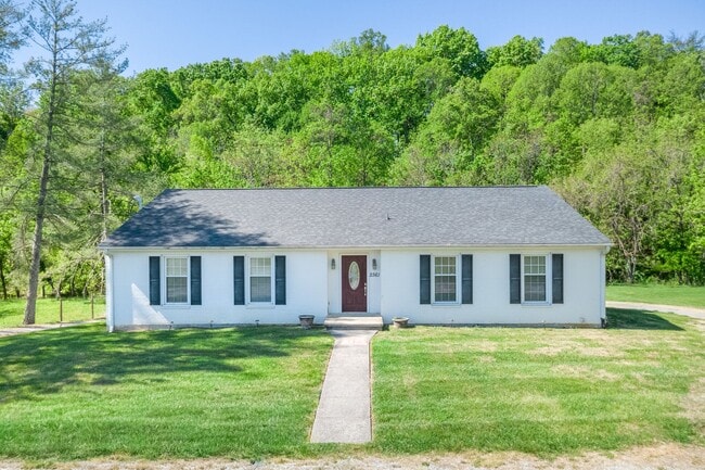 2561 Rutrough Rd SE in Roanoke, VA - Building Photo - Building Photo
