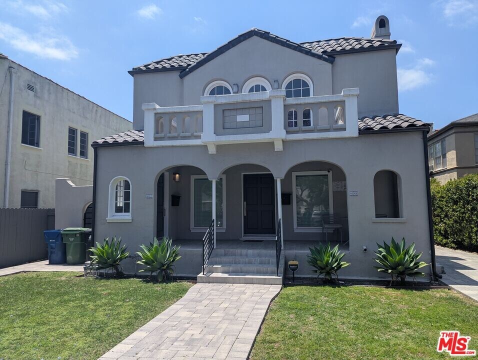 807 Croft Ave in Los Angeles, CA - Building Photo