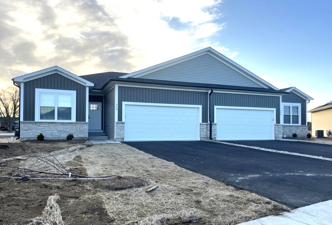 940 Partridge Cir in Marengo, IL - Building Photo