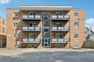 1045 River in Hyde Park, MA - Foto de edificio - Building Photo