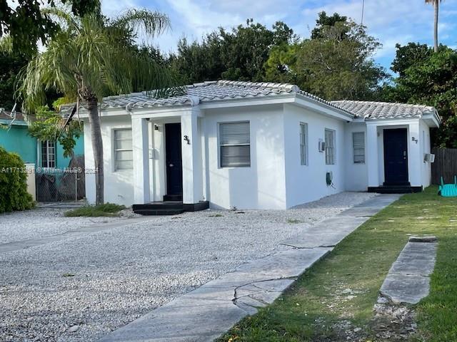27 NW 44th St in Miami, FL - Foto de edificio