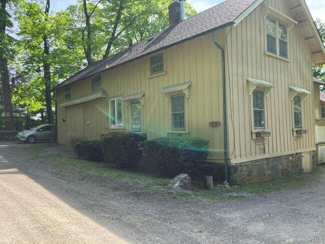 501-511 Lane Gate Rd in Cold Spring, NY - Foto de edificio - Building Photo