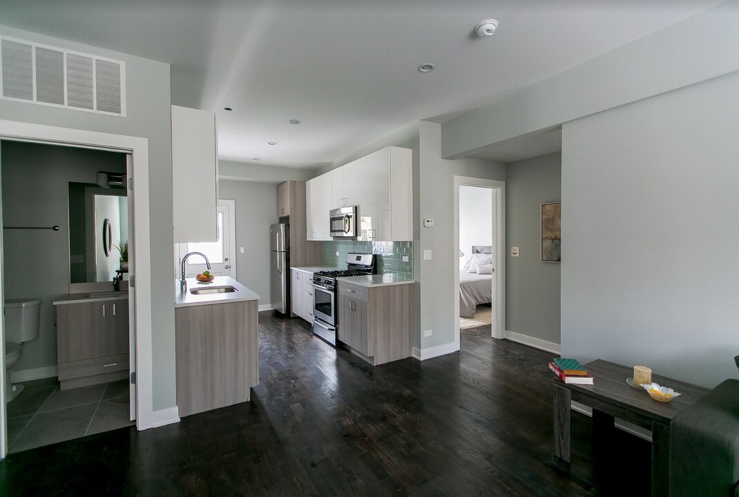 1201 W Addison St-Unit -1201-2 in Chicago, IL - Building Photo