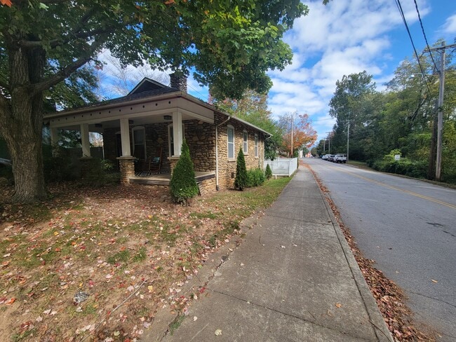 33 Pigeon St in Waynesville, NC - Building Photo - Building Photo