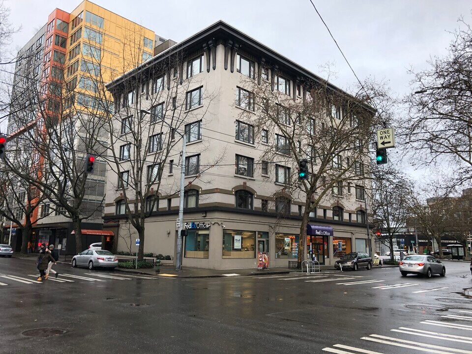 2700 4th Ave, Unit 406 in Seattle, WA - Building Photo