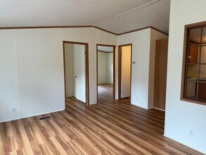 5200 John Hall Rd in Knoxville, TN - Foto de edificio - Building Photo