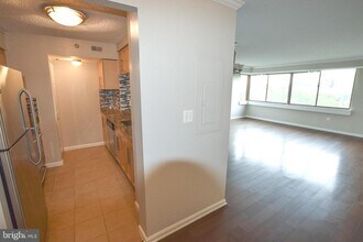 10101 Grosvenor Pl in Rockville, MD - Building Photo - Building Photo