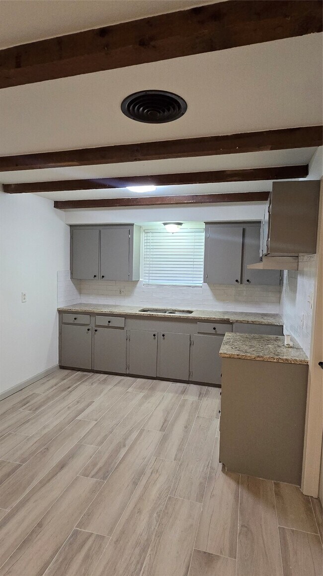 8235 Thompson Rd in Highlands, TX - Building Photo - Building Photo