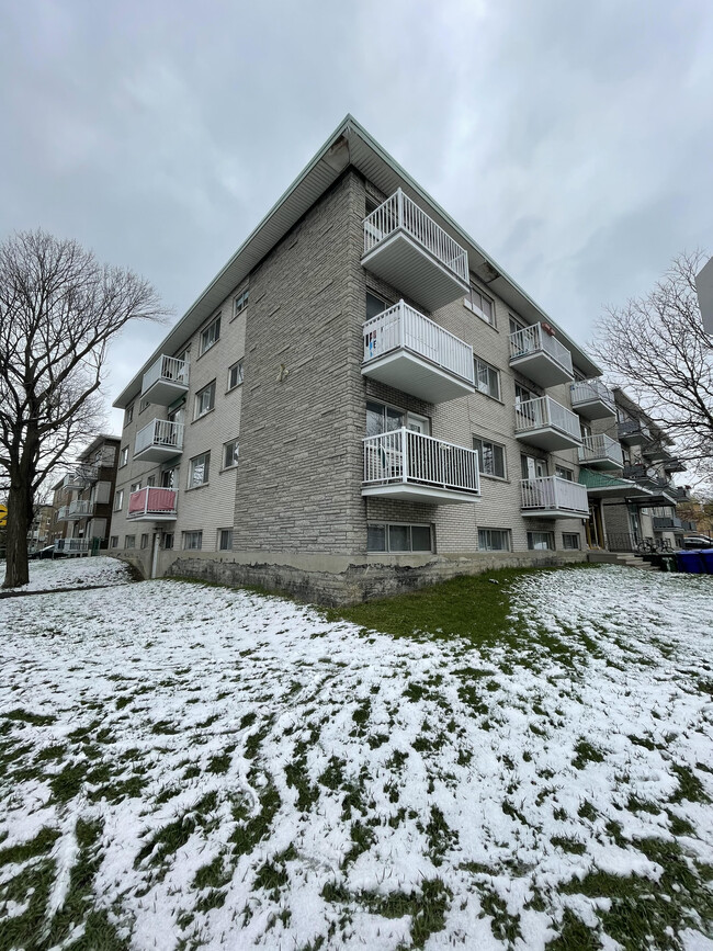 7895 De Normanville Rue in Montréal, QC - Building Photo - Building Photo