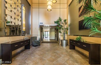 7291 N Scottsdale Rd in Scottsdale, AZ - Foto de edificio - Building Photo