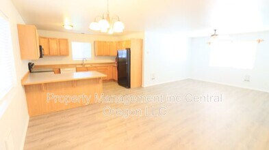 2010 NE Full Moon Dr in Bend, OR - Building Photo - Building Photo