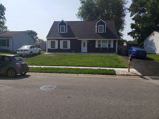 106 Medley Dr, Unit 2 - Rear Facing Downstairs Room in Newark, DE - Foto de edificio - Building Photo