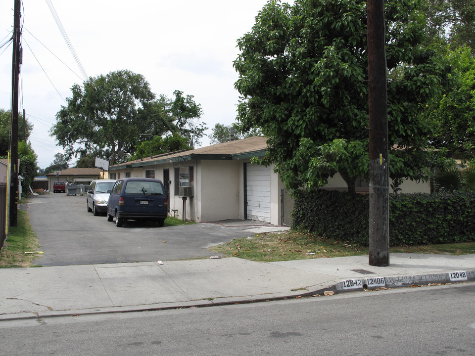 12042 Ferris Rd in El Monte, CA - Building Photo