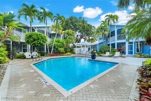 376 3rd St S in Naples, FL - Building Photo