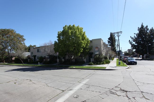 El Corazon Apartments in Canoga Park, CA - Foto de edificio - Building Photo