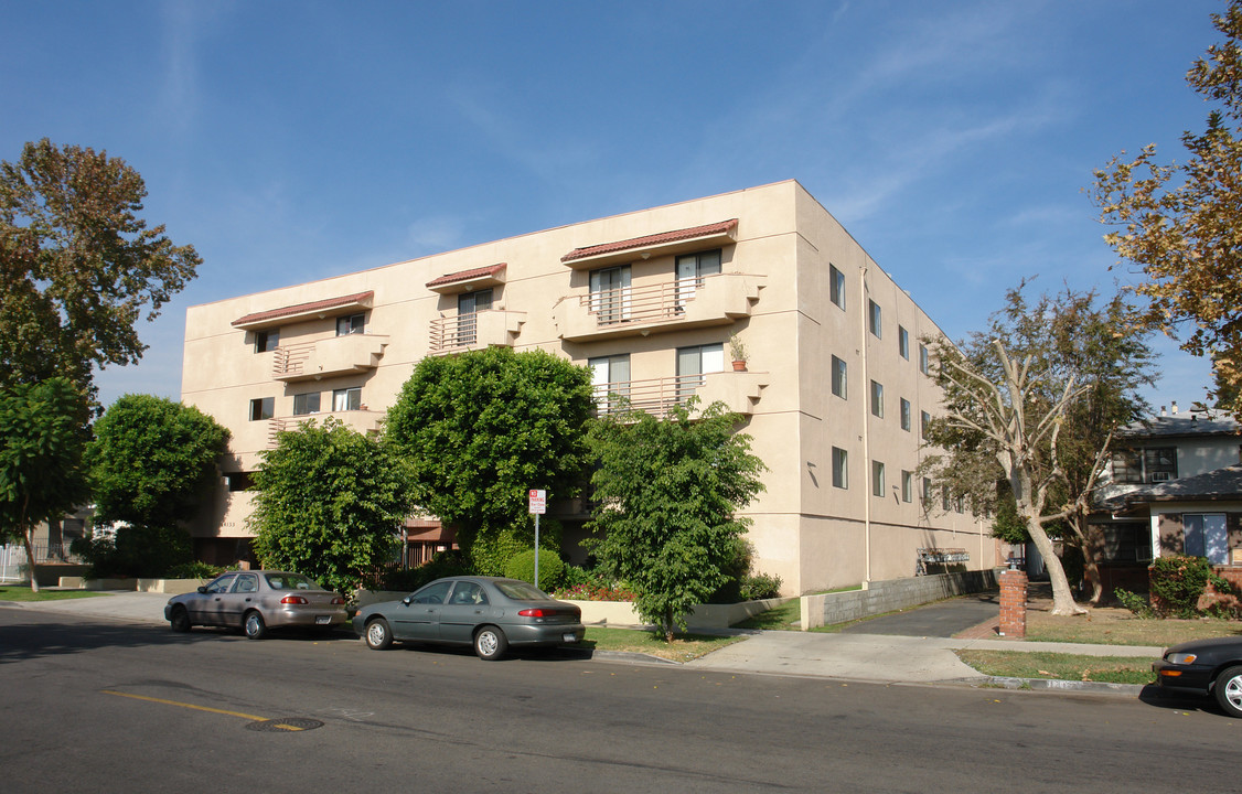 Three Gardens Apartments in Van Nuys, CA - Foto de edificio