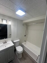 23 Capron St in West Warwick, RI - Foto de edificio - Building Photo