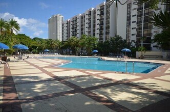 17021 N Bay Rd, Unit 316 in Sunny Isles Beach, FL - Building Photo - Building Photo