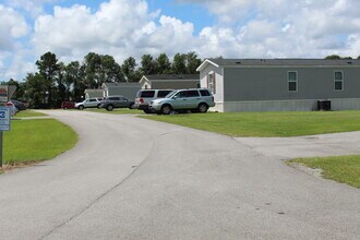 221 Riggs Rd in Hubert, NC - Building Photo - Building Photo