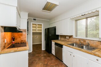 975 Briarwood Dr in Jackson, MS - Foto de edificio - Building Photo