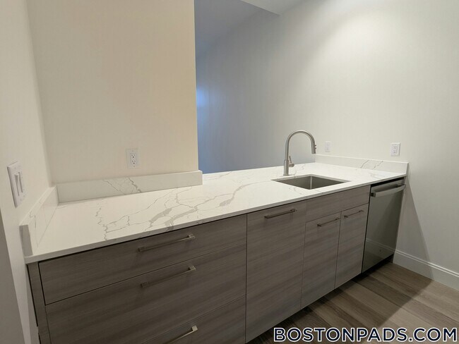 1079 Commonwealth Ave in Boston, MA - Building Photo - Building Photo