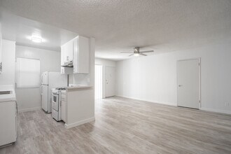 McLaughlin-4221 in Los Angeles, CA - Building Photo - Interior Photo