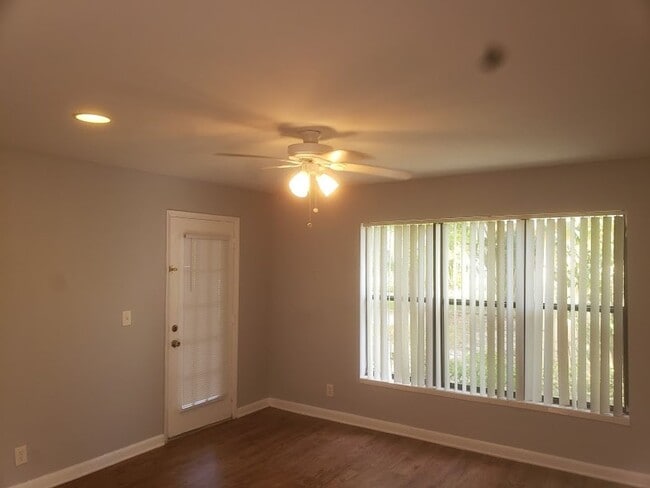 4096 N Pine Island Rd in Sunrise, FL - Building Photo - Building Photo